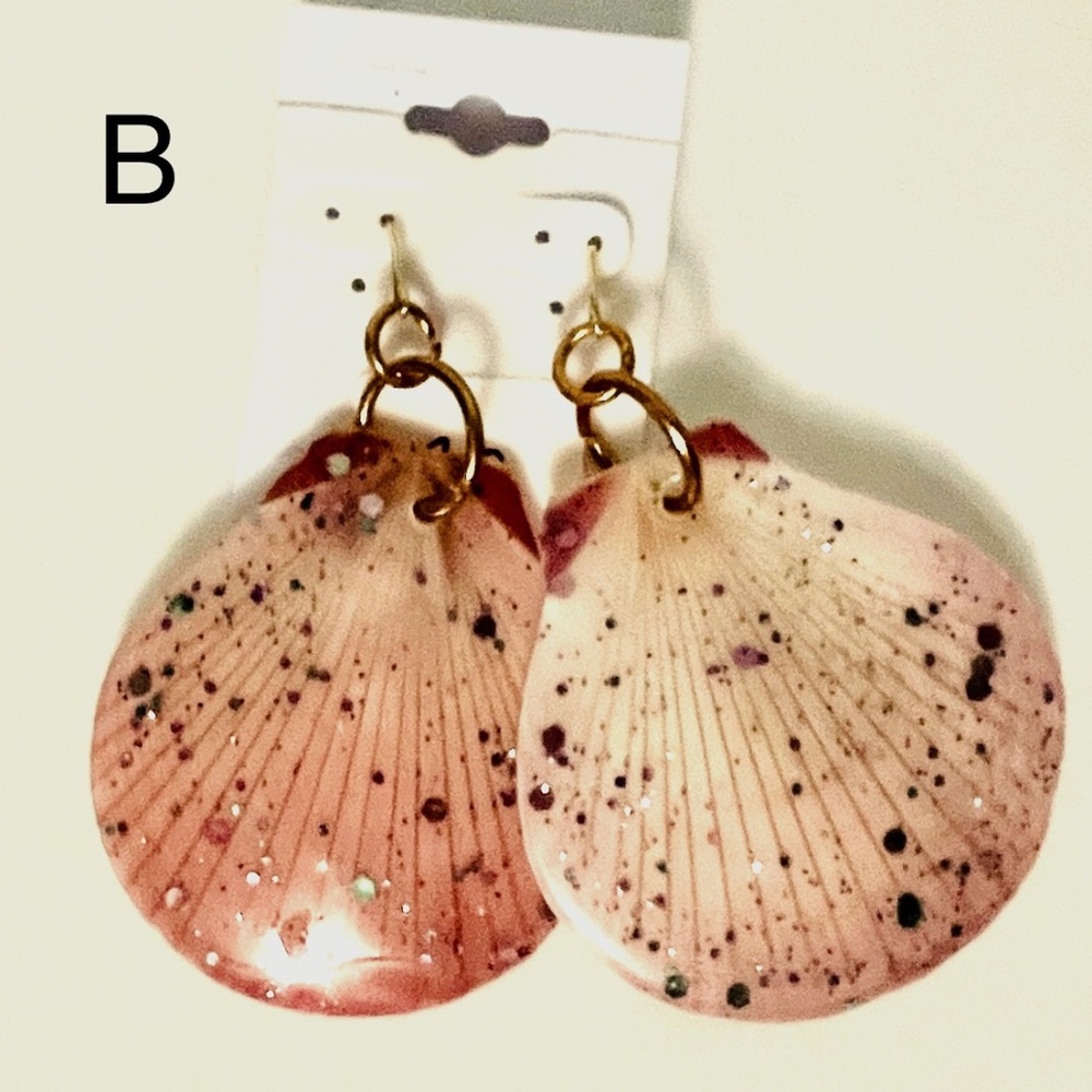 NWT Acrylic Covered Shells